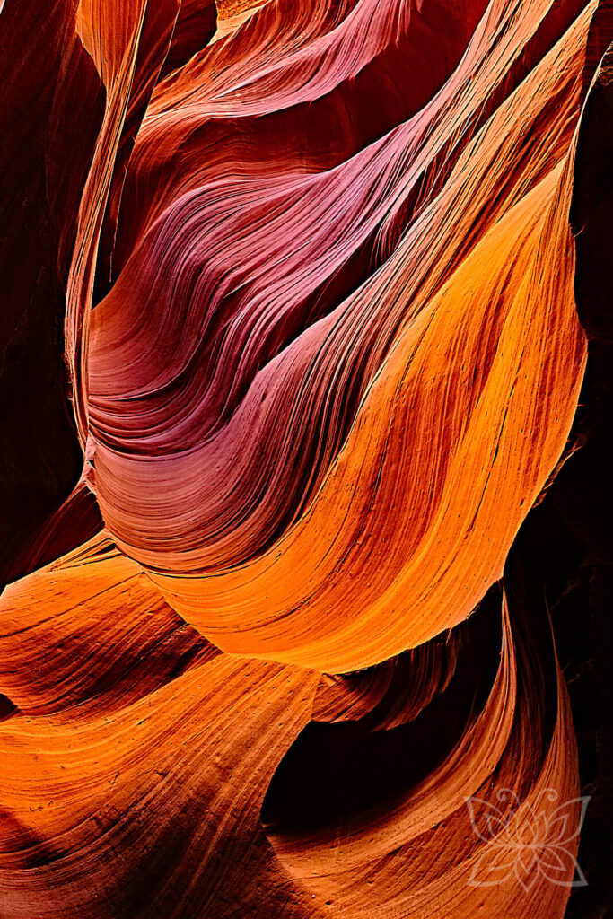 Durch Sand und Wasser geschliffenes rotes Gestein des Antelope Canyons, USA