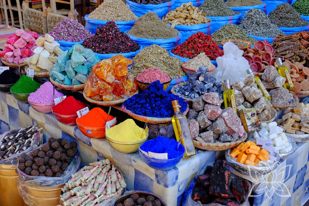 Bunte Gewürze im Souk von Marrakesch