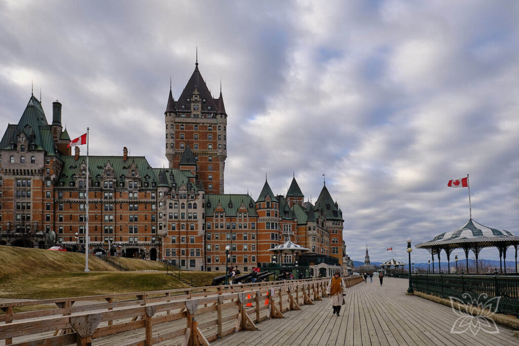 Château Frontenac mit großer vorgelagerter Holzterrasse zum Flanieren