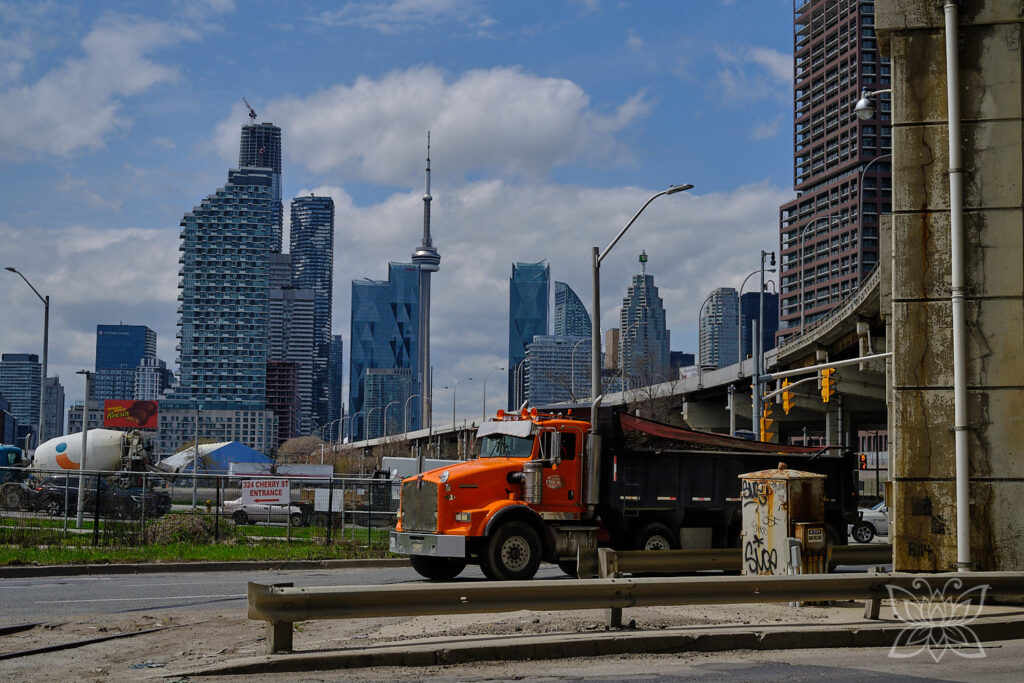 Truck fährt vor der Skyline Torontos