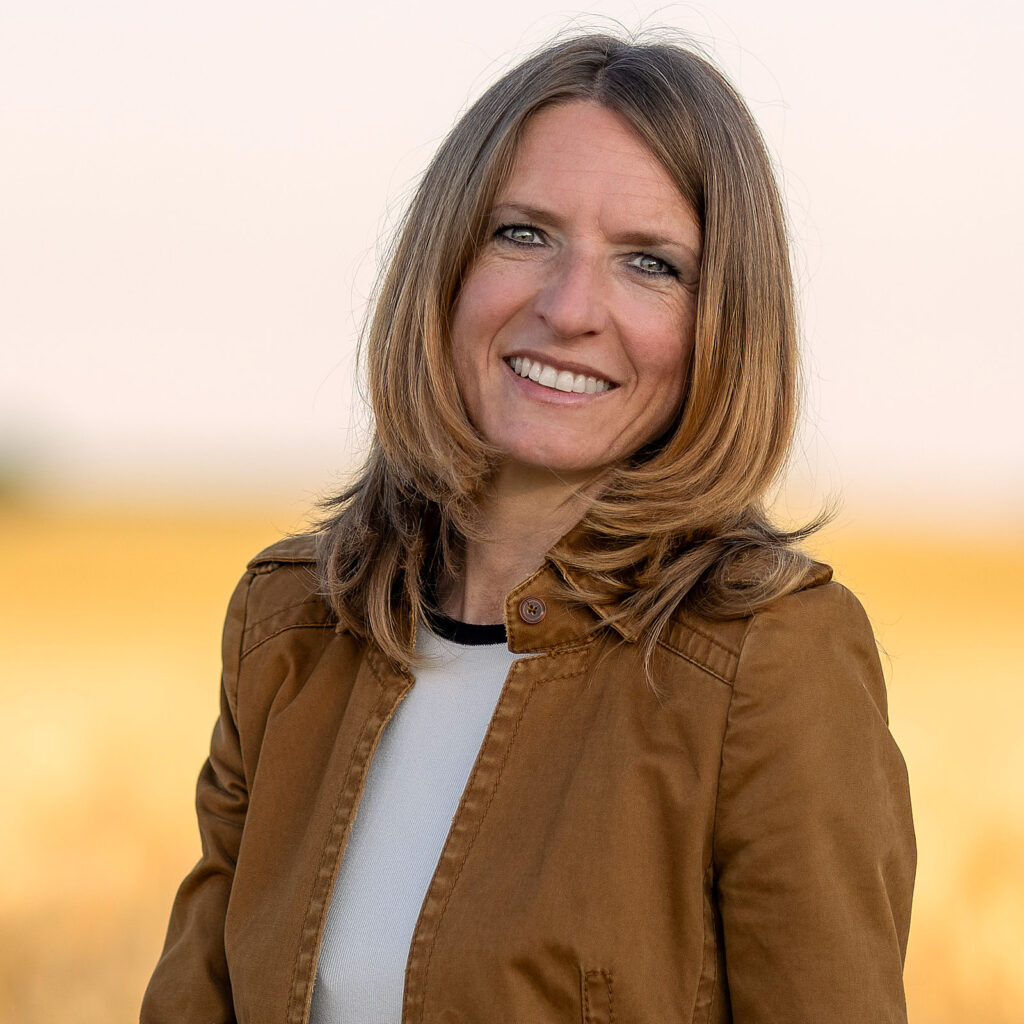 Inga Noetel - Ganzheitliches Coaching, Quantenheilung, Holistic Coaching, Online-Coaching, Portrait mit Gerstenfeld im Hintergrund