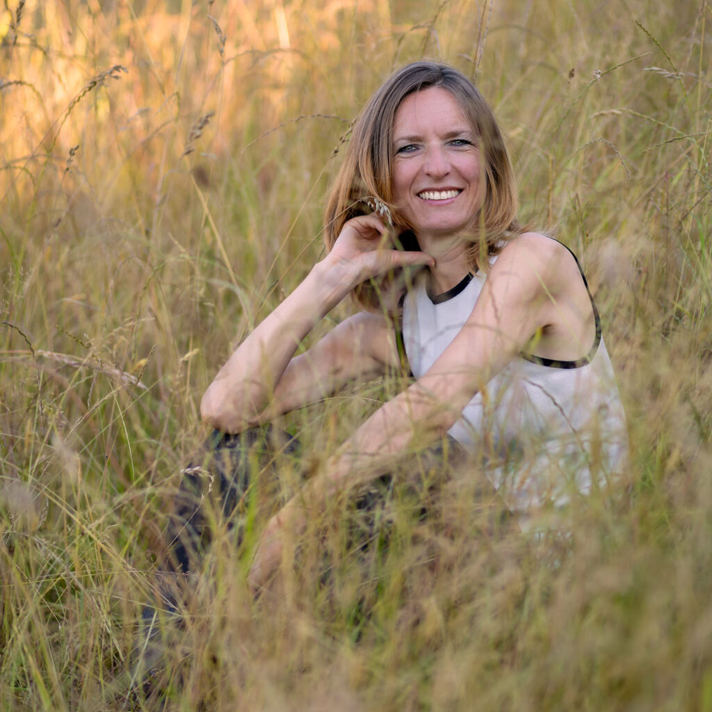 Inga Noetel - Holistic Coaching, ganzheitliches Coaching, Online-Coaching, Quantenheilung, Portrait in hohem Gras