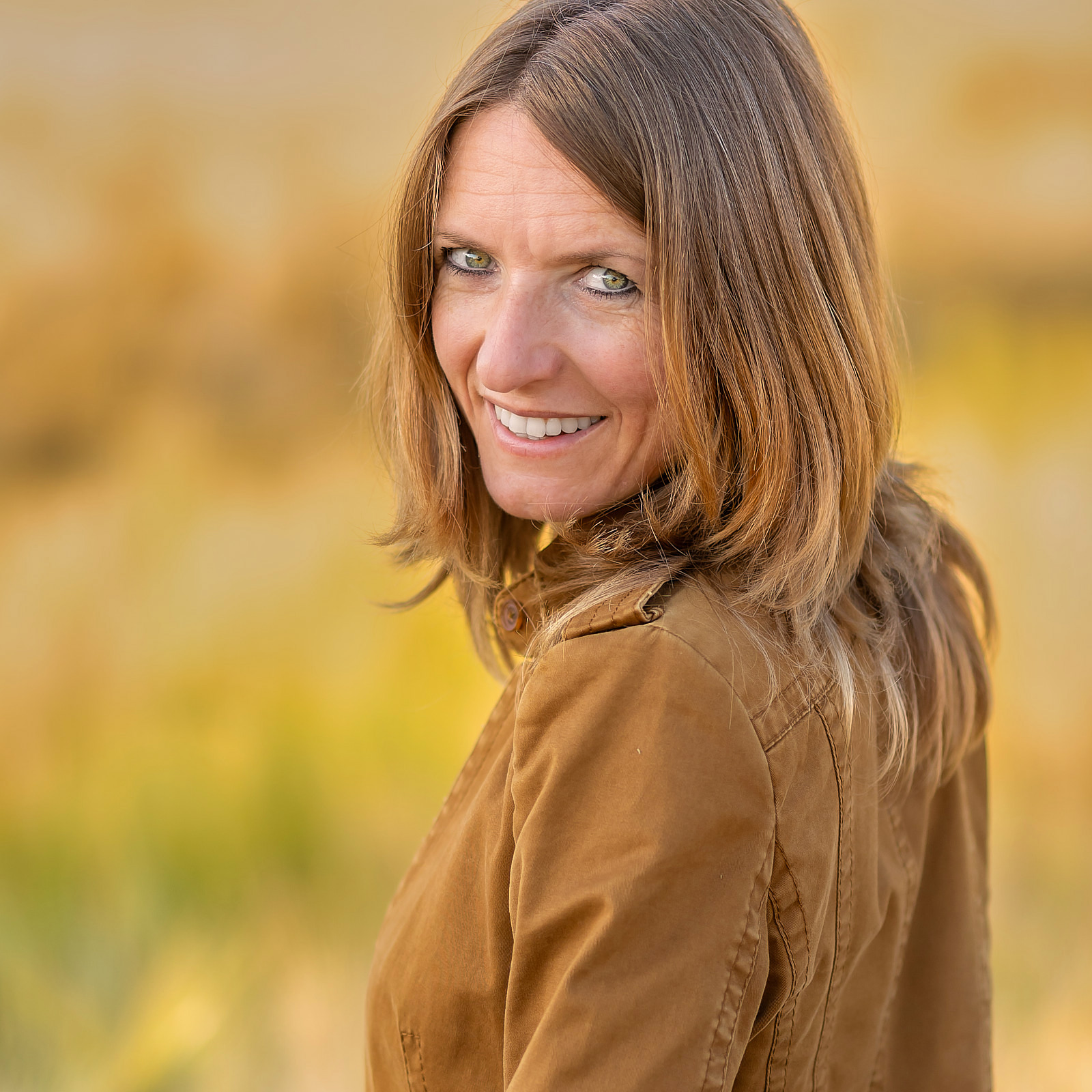Inga Noetel - Holistic Coaching, ganzheitliches Coaching, Online-Coaching, Quantenheilung, Portrait im Gerstenfeld