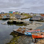 Bunte Häuser und Boote am kleinen Hafen von Peggys Cove, Kanada