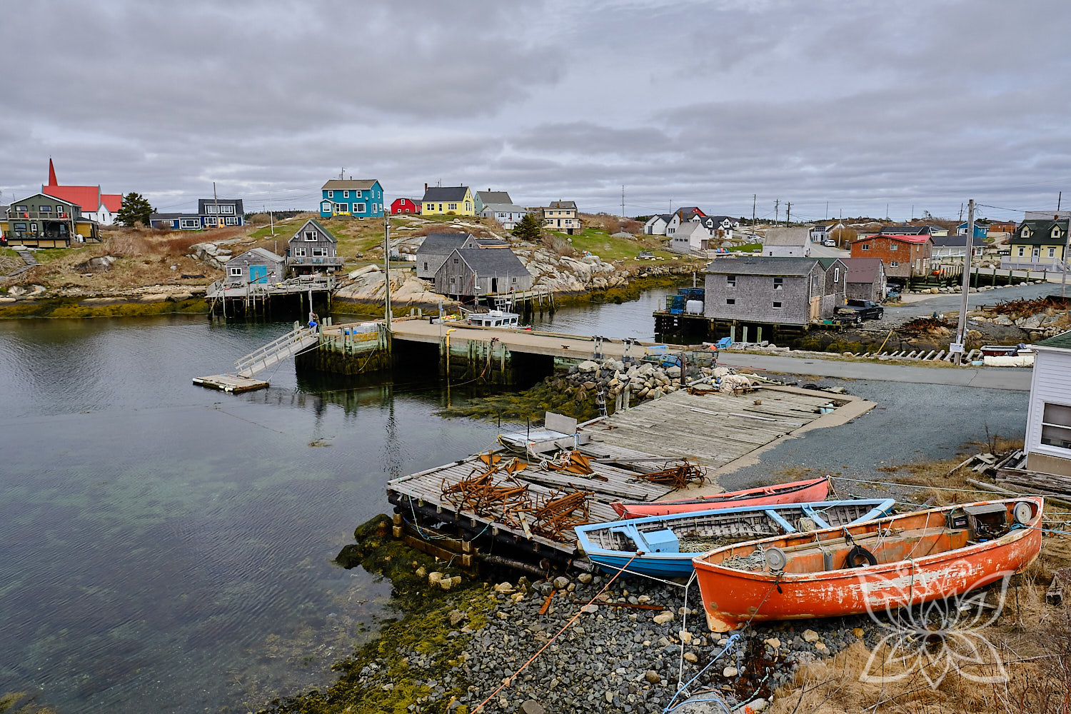 Bunte Häuser und Boote am kleinen Hafen von Peggys Cove, Kanada