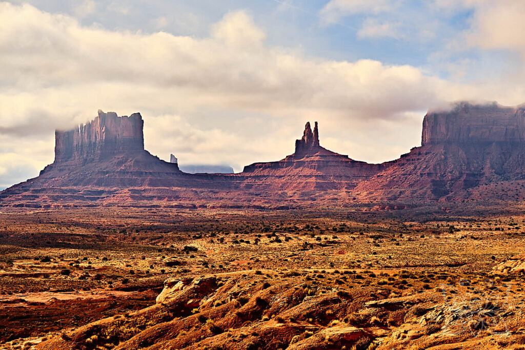 Monument Valley, USA am Morgen mit Wolkenbändern