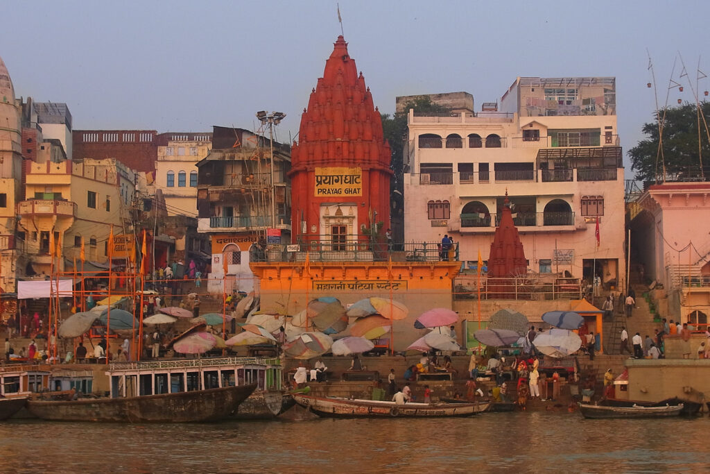 Dunstige Morgenstimmung in Varanasi am Ganges in Indien