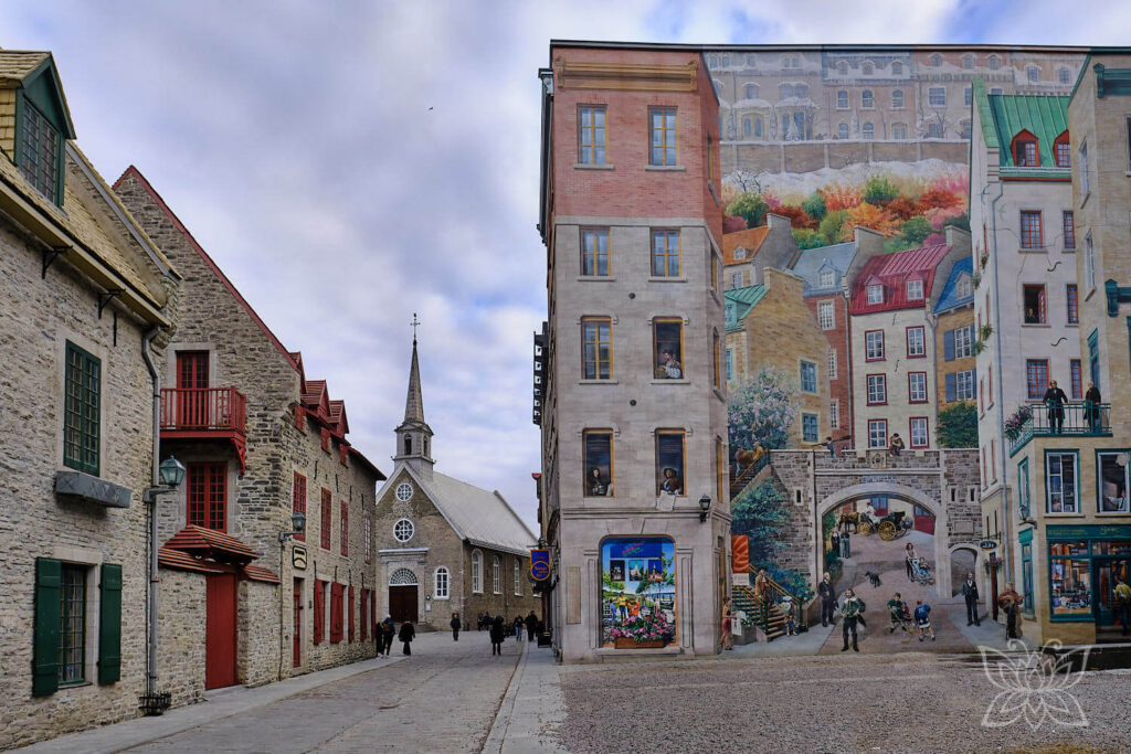 Großes Wandgemälde und Straßenzug in der Altstadt von Québec