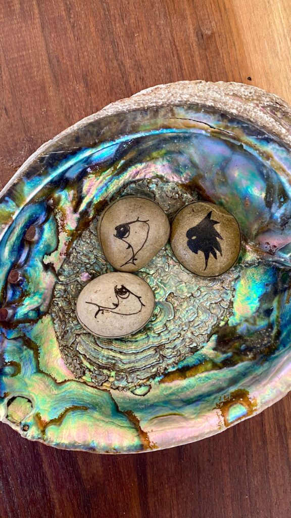Schilldernde Muschelschalen für Rituale