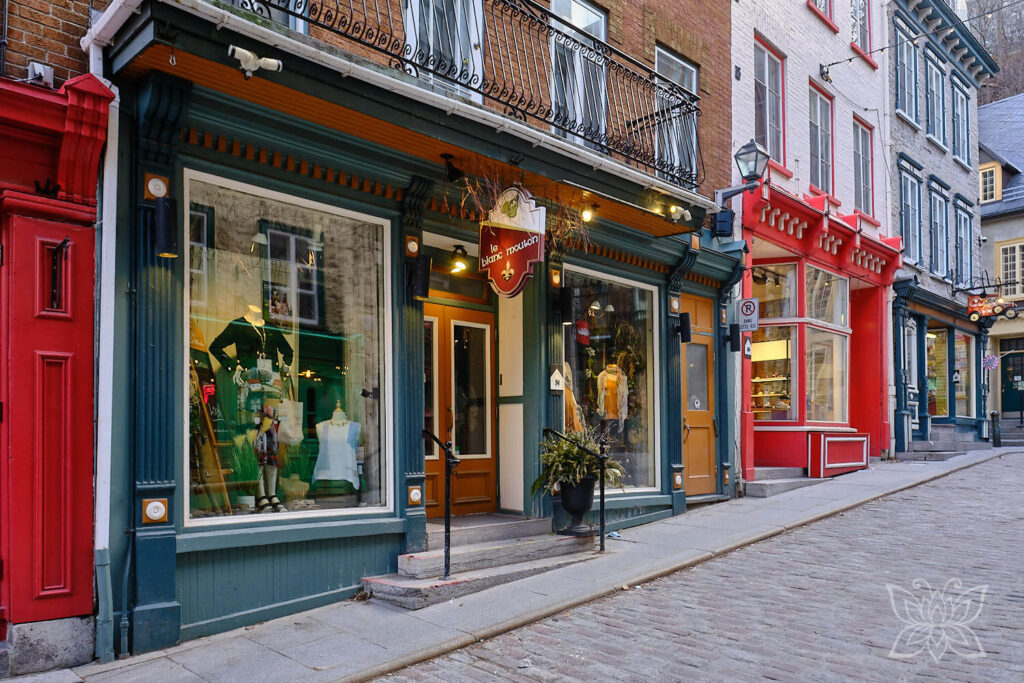 Farbige Holzfassaden der Shops, die an Frankreich erinnern