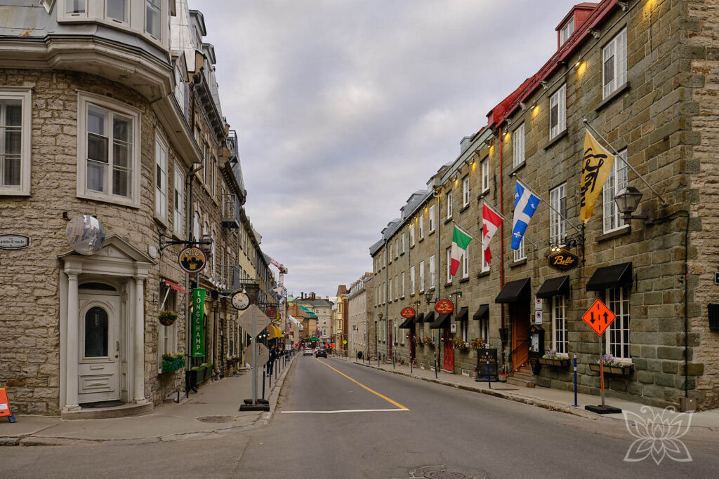 Straßenzug mit Shops und Bars, der an Edinburgh erinnert