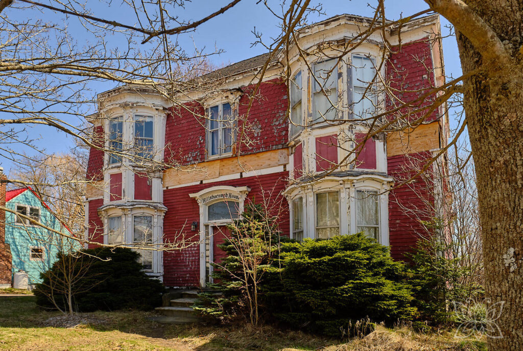 Verwittertes rotes Holzhaus mit Charme
