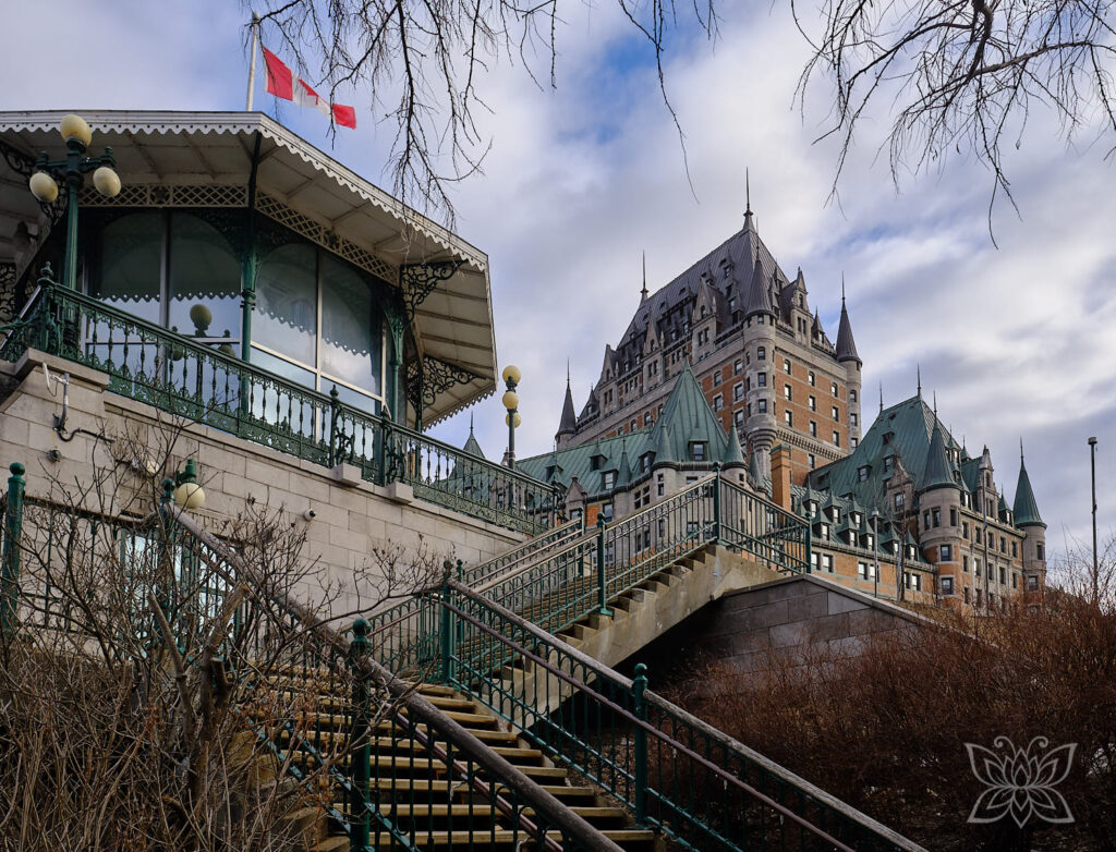 Treppe zum Château Frontenac mit Pavillon