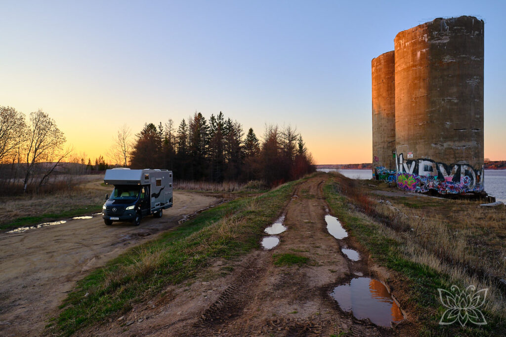 Übernachtungsspot neben Silos an der Bay of Fundy bei Sonnenuntergang