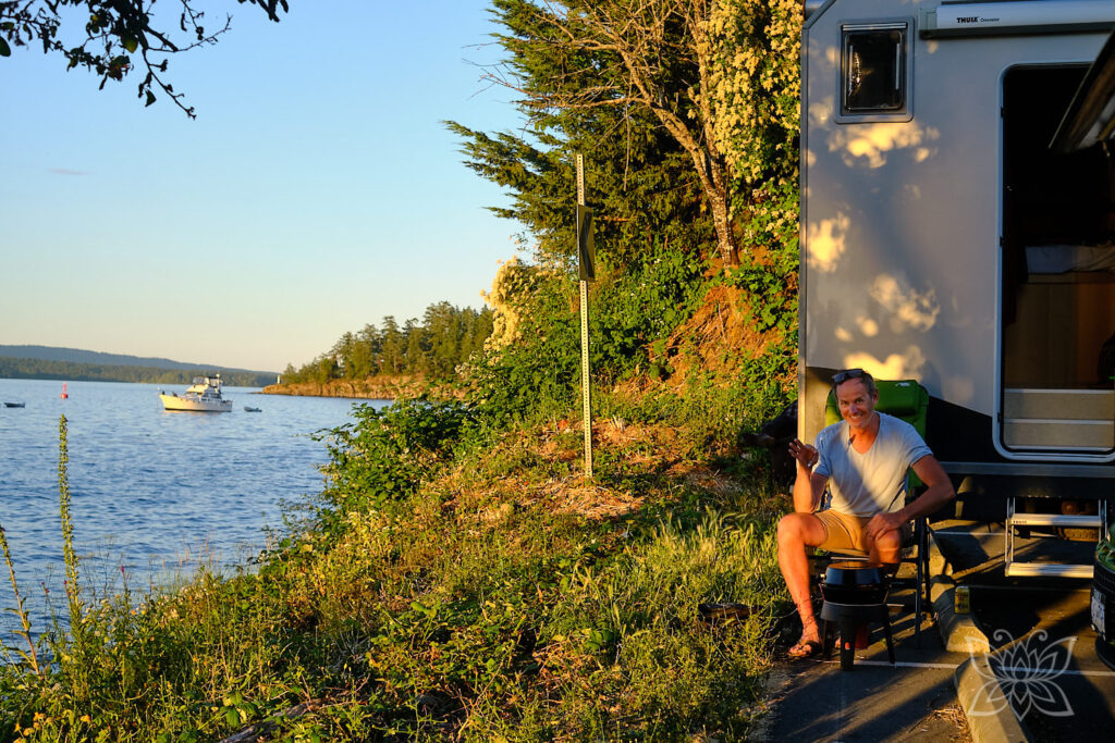 Jörg und Balu am Ufer zum Sonnenuntergang.