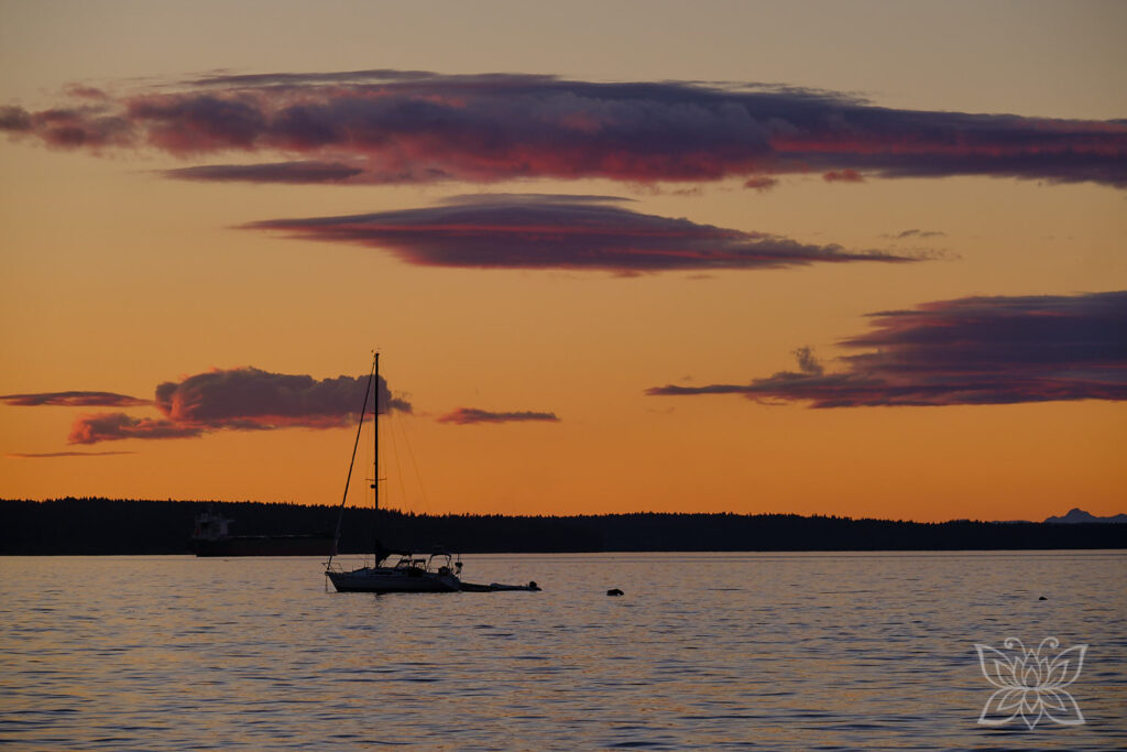 Abendstimmung auf dem Wasser mit Segelboot