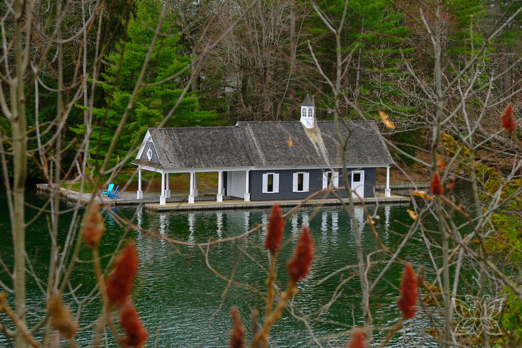 Hübsches Bootshaus von oben am grünlich schimmernden See