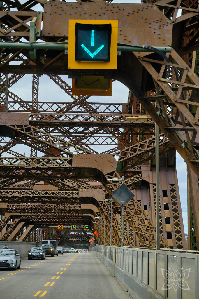 Wir fahren über die alte, rostige Eisenbrücke nach Québec