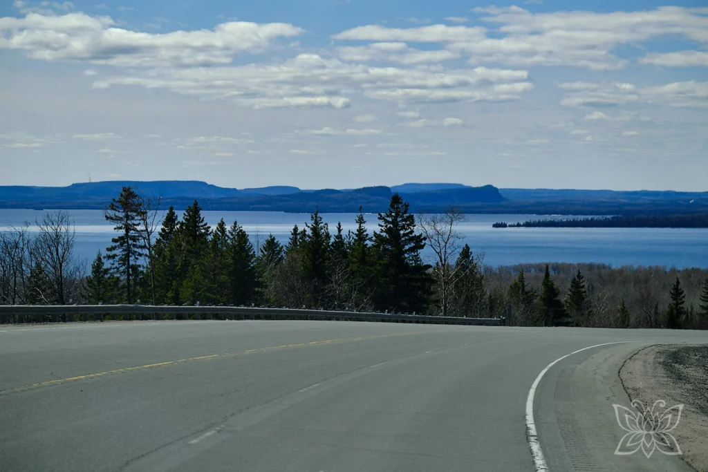 Highway am Lake Superior entlang