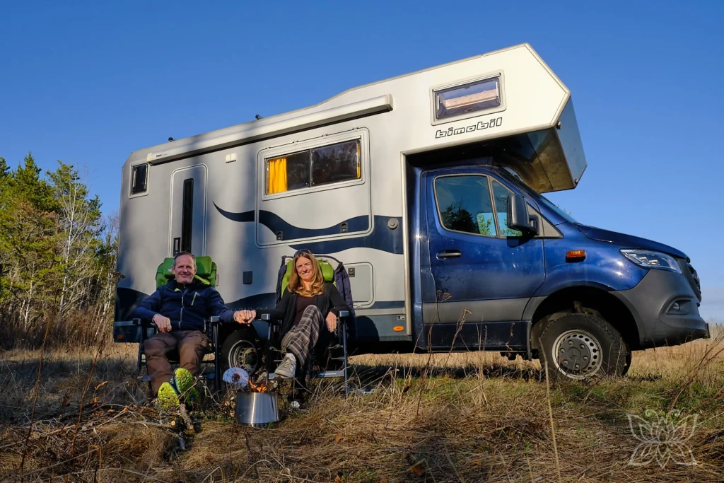 Jörg und Coach Inga Noetel vor Bimobil HD 420 Balu mit Lagerfeuer