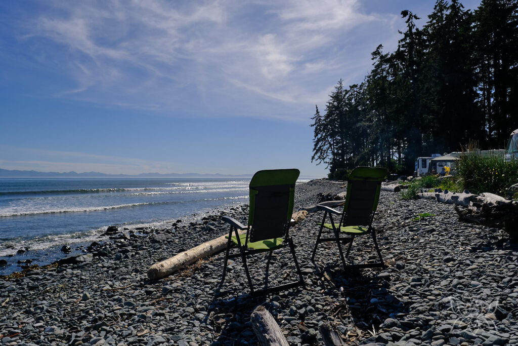 Campingstühle am Kiesstrand