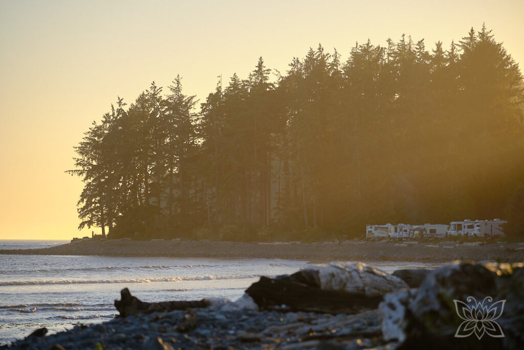 Unser Campground bei Sonnenuntergang am Pazifikstrand, umgeben von einem Nadelwald