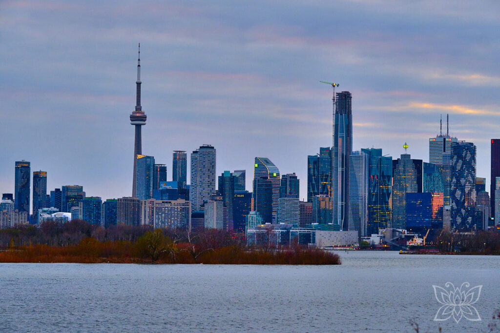 Skyline von Toronto in blauer Abendstimmung mit ersten Lichtern in den Wolkenkratzern