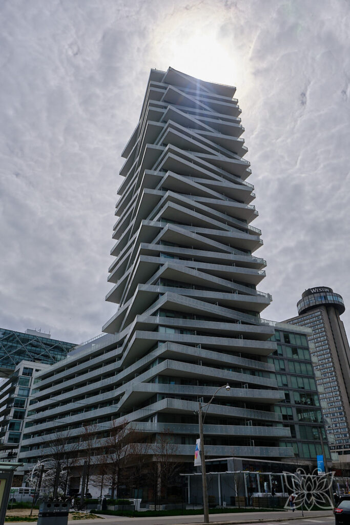 Hochhaus, das wie geschichtet aussieht