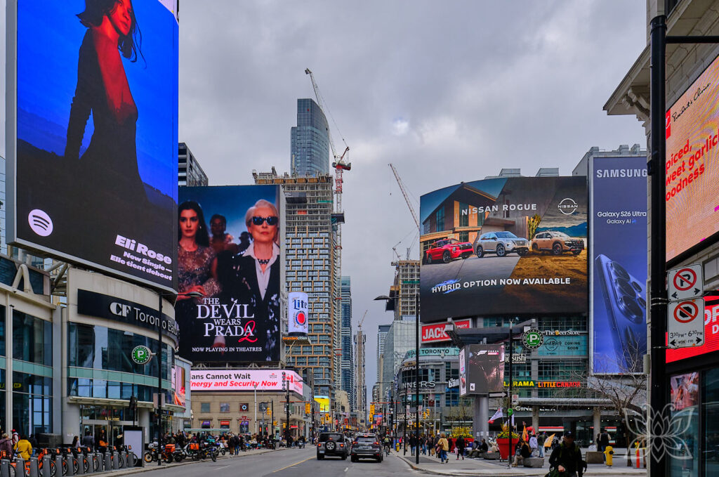 Fahrt zwischen riesigen Werbedisplays an großer Kreuzung in Toronto