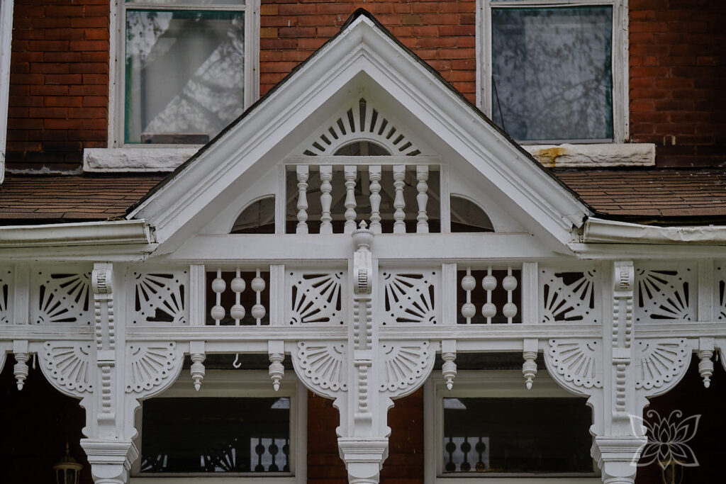 Verzierter Holzgiebel in Torontos Altstadt