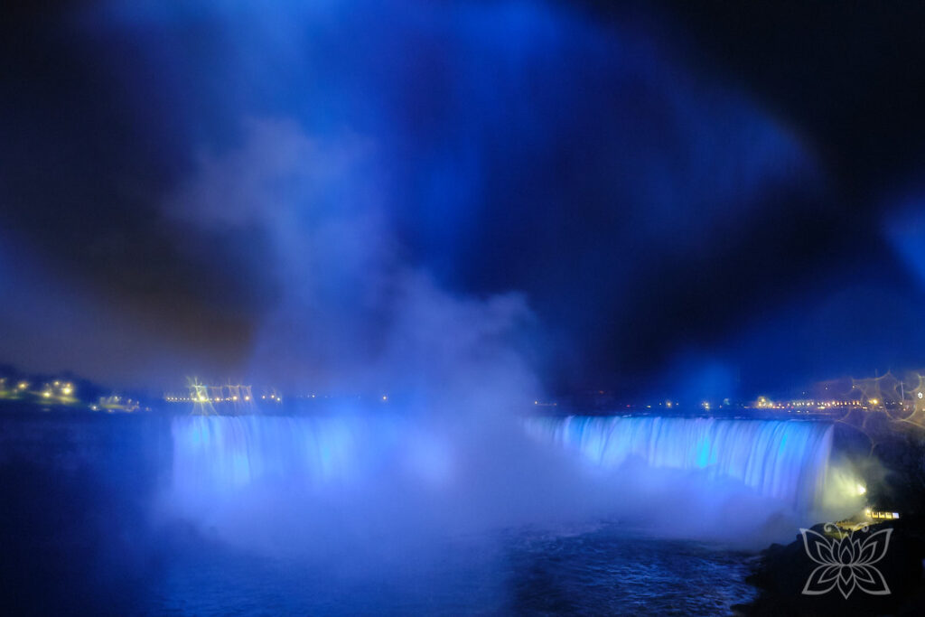 Niagara-Fälle mit bunter Lichtshow
