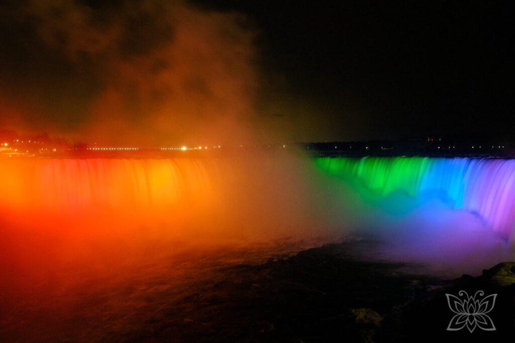 Niagara-Fälle mit bunter Lichtshow