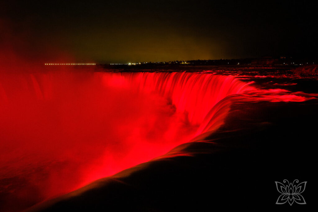 Niagara-Fälle mit bunter Lichtshow