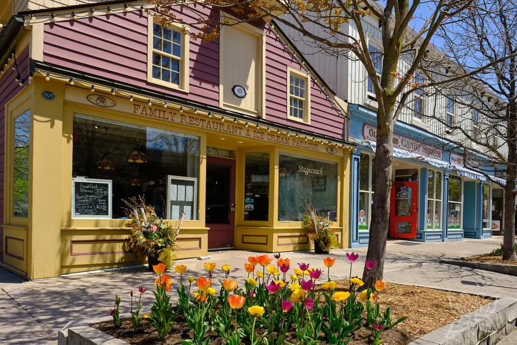 Bunte Häuserzeile in Niagara on the Lake