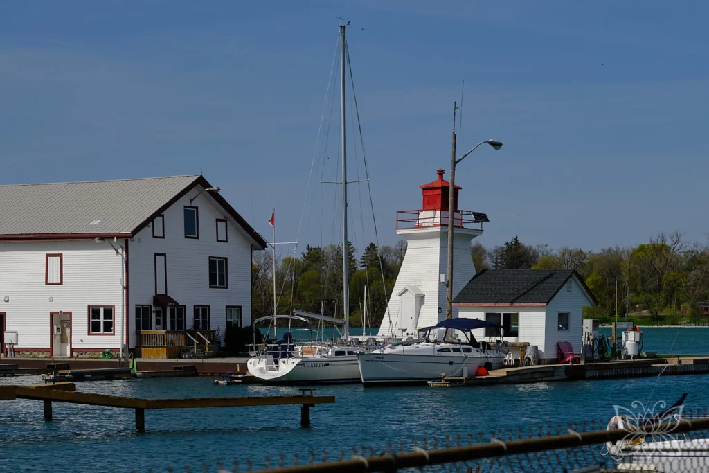 Marina mit Leuchtturm