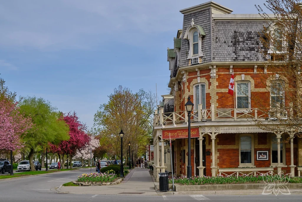 Altes Hotel in Niagara on the Lake mit Frühlingsbäumen davor