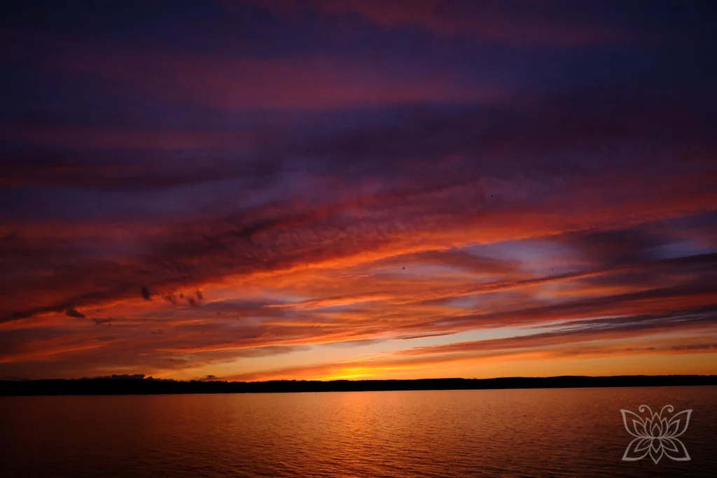 Sonnenuntergang mit intensiven Farben am See