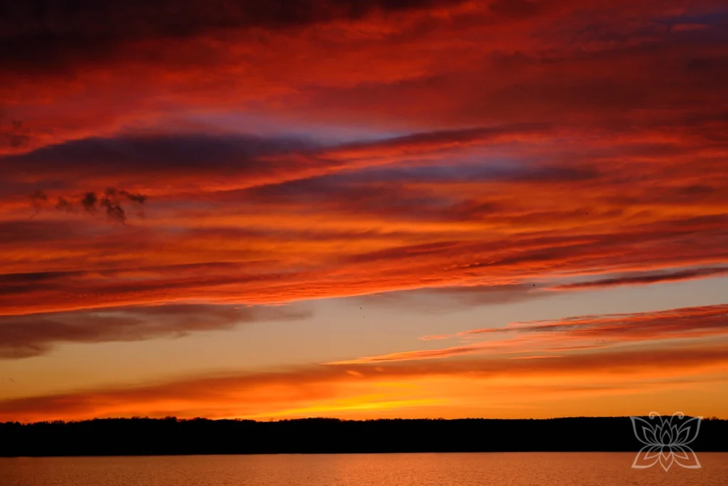 Sonnenuntergang mit intensiven Farben am See