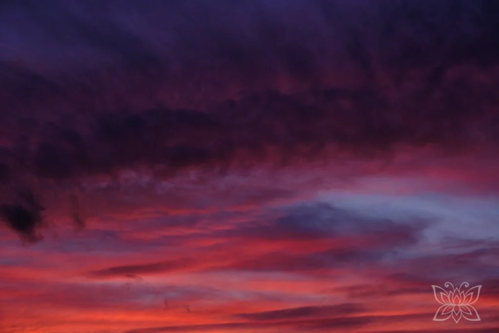 Sonnenuntergang mit intensiven Farben am See