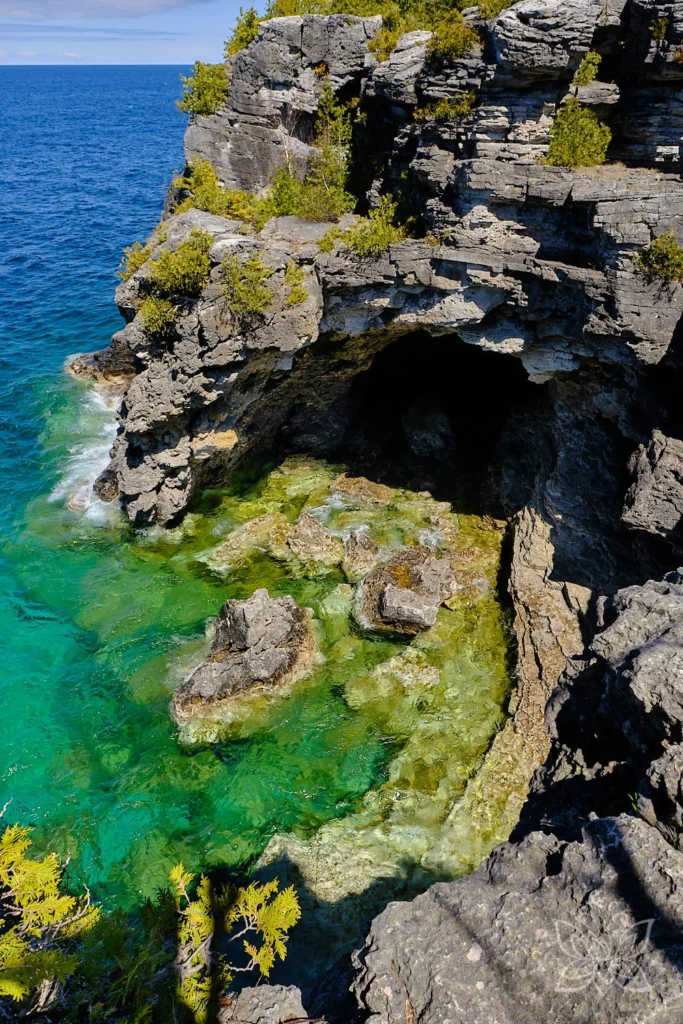 Türkise Bucht mit Höhle im Bruce Peninsula Nationalpark