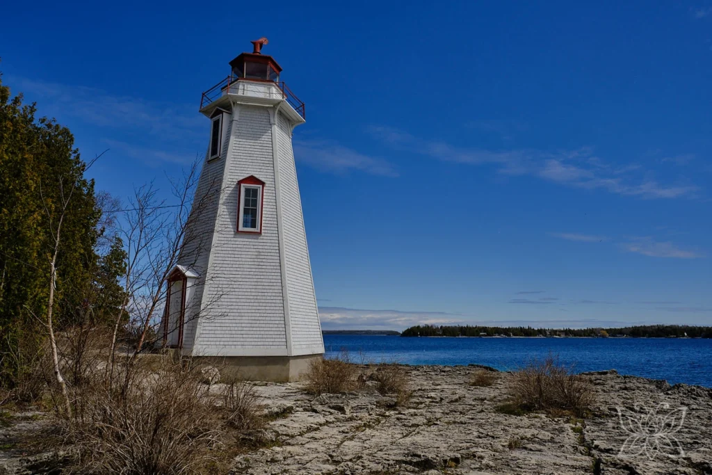 Weißer Leuchtturm an der Bucht von Tobermory