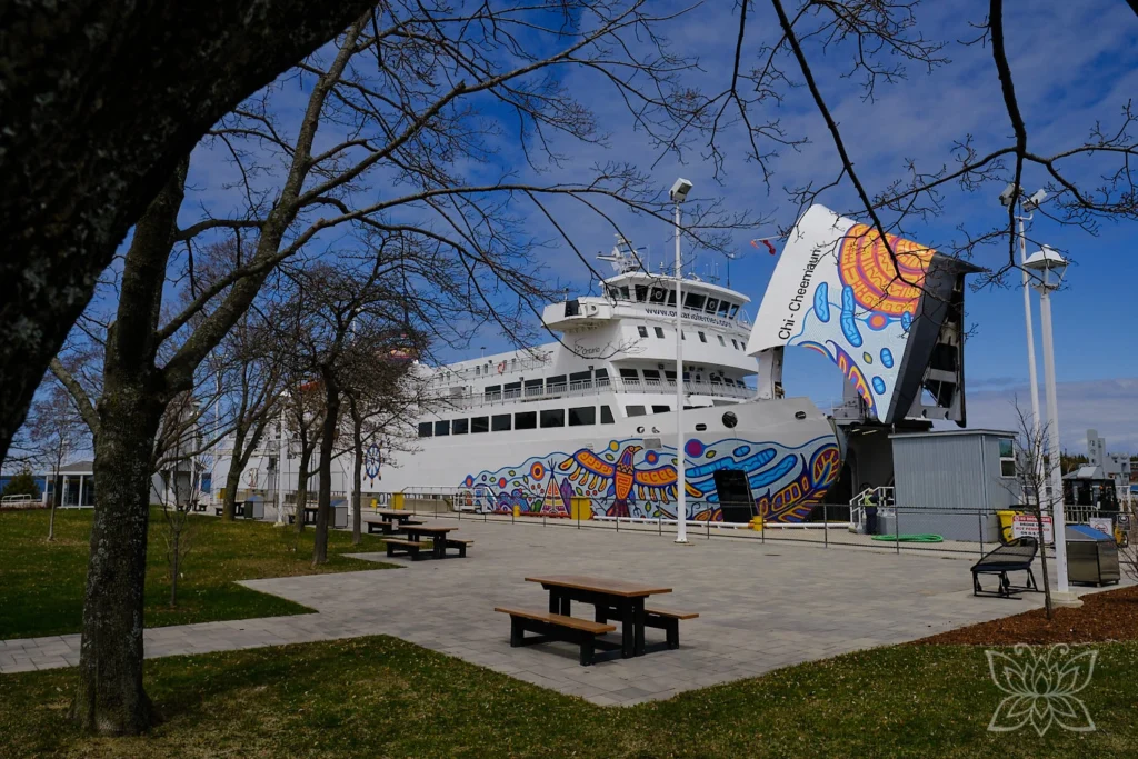 Fähre nach Manitoulin Island mit indigenen Motiven lädt Fahrzeuge auf