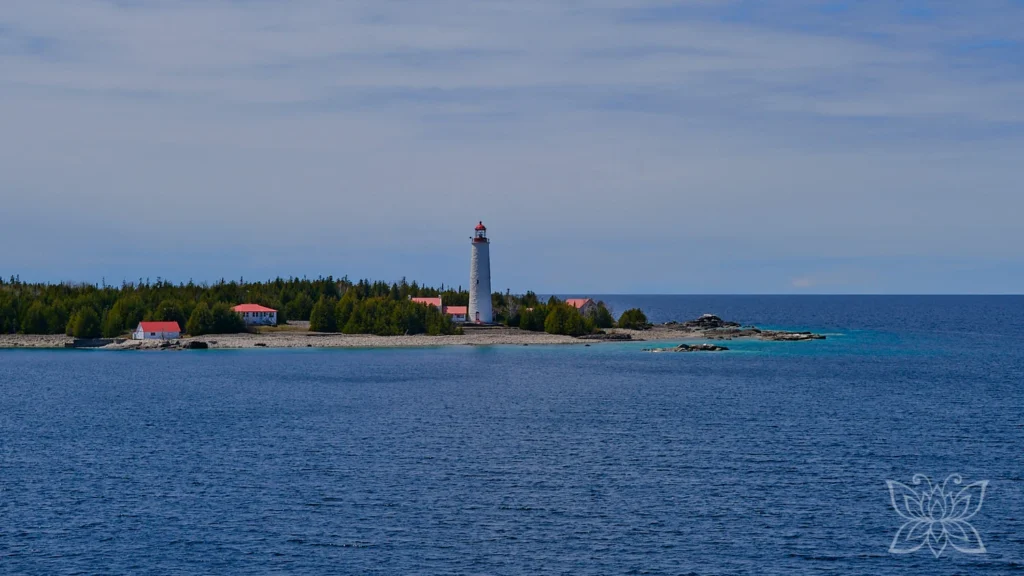 Leuchtturm mit Ansiedlung von der Fähre aus