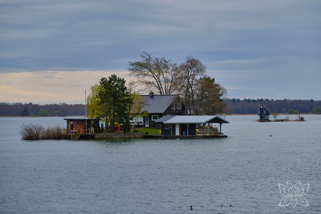 Haus auf einer kleinen Insel im Thousand Island Nationalpark, das so aussieht, als wäre es eines, das einer Überflutung standgehalten hat