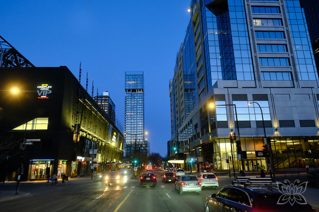 Durch die Straßen bei Dunkelheit in Montréal