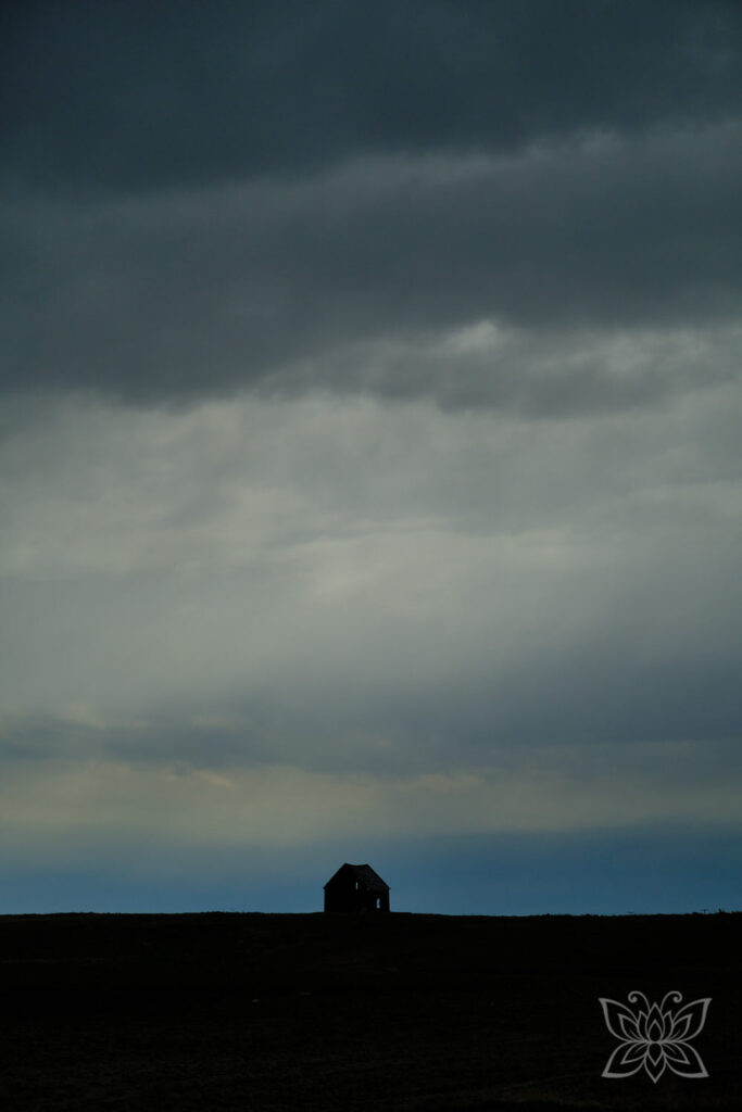 Einsame Hütte vor dramatischem Himmel