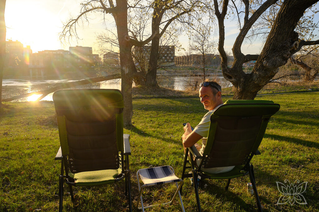 Mit Stühlen im Grünen in Winnipeg
