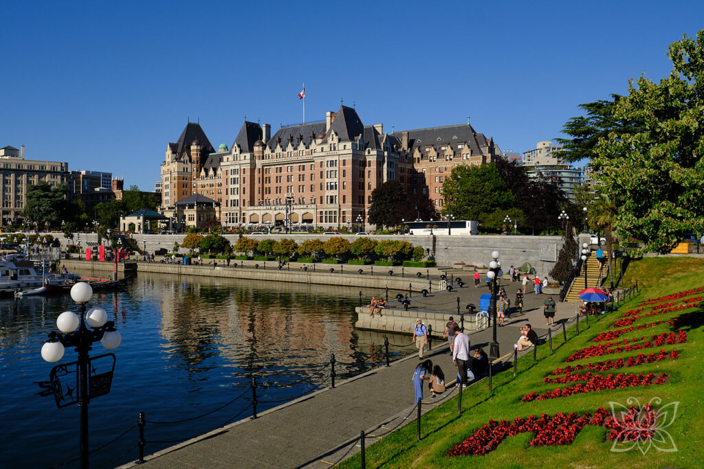 Historisches Hotel in Victoria mit Hafenbecken im Voerdergrund