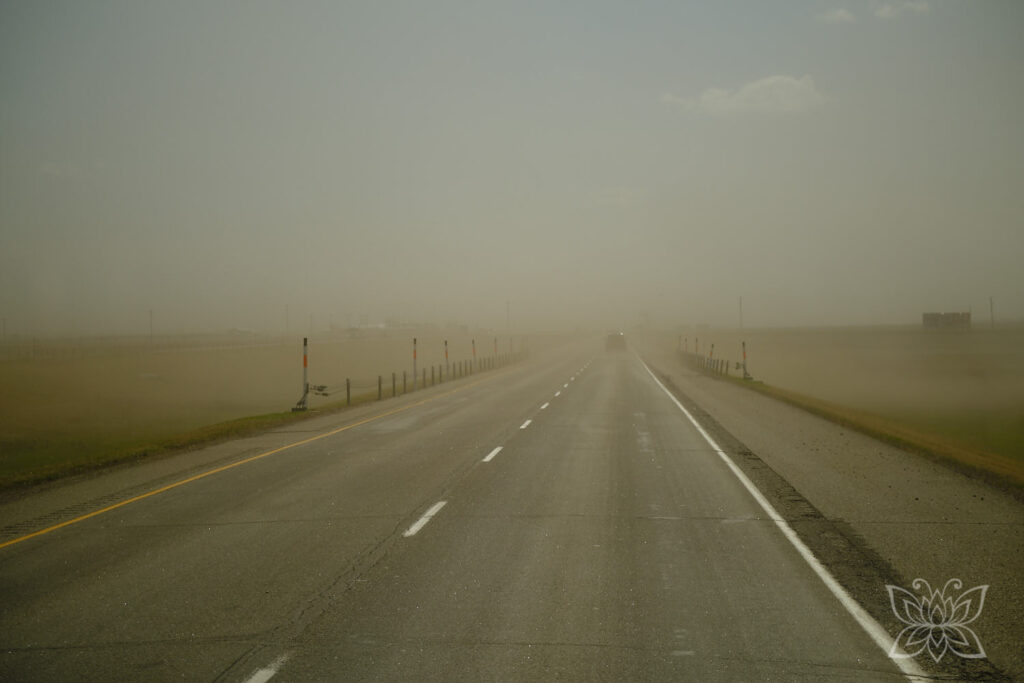 Highway im Sandsturm in Kanada