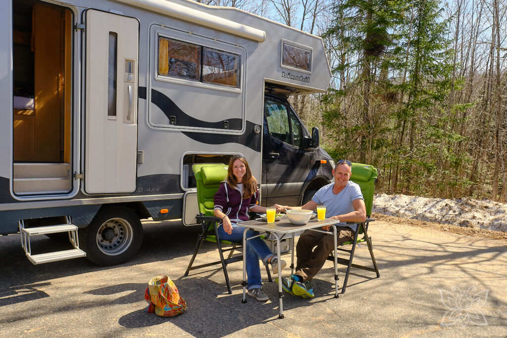 Mittagessen draußen vor Balu im Nationalpark Mauricie